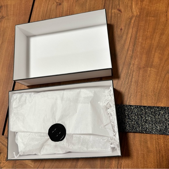 Chanel Gift Box - Picture 2 of 4